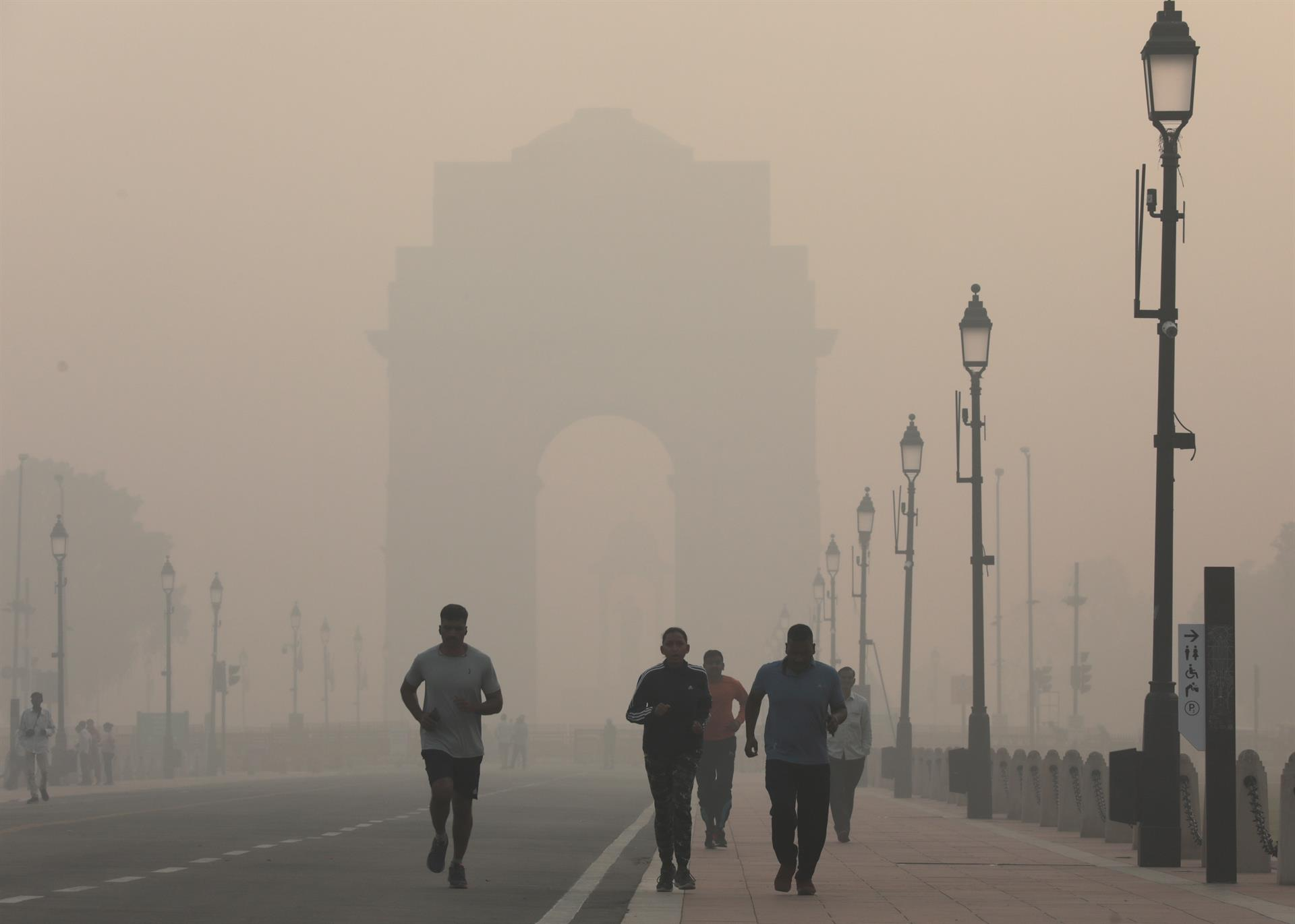 Nueva Delhi sigue respirando humo tóxico mientras los nivele