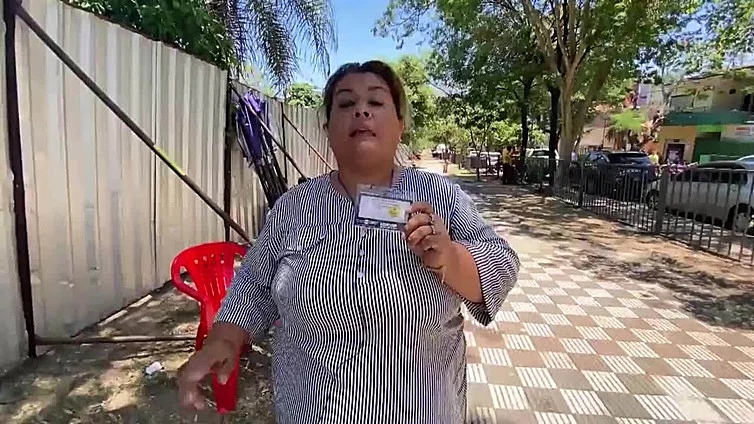 Vendedores ambulantes paraguayos protestan por sitios de trabajo para concierto de Shakira