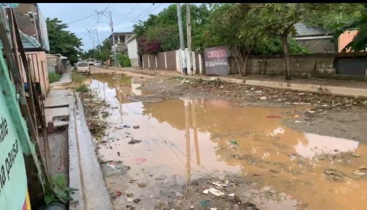 Denuncian deterioro de calles en sector Brisas del Este