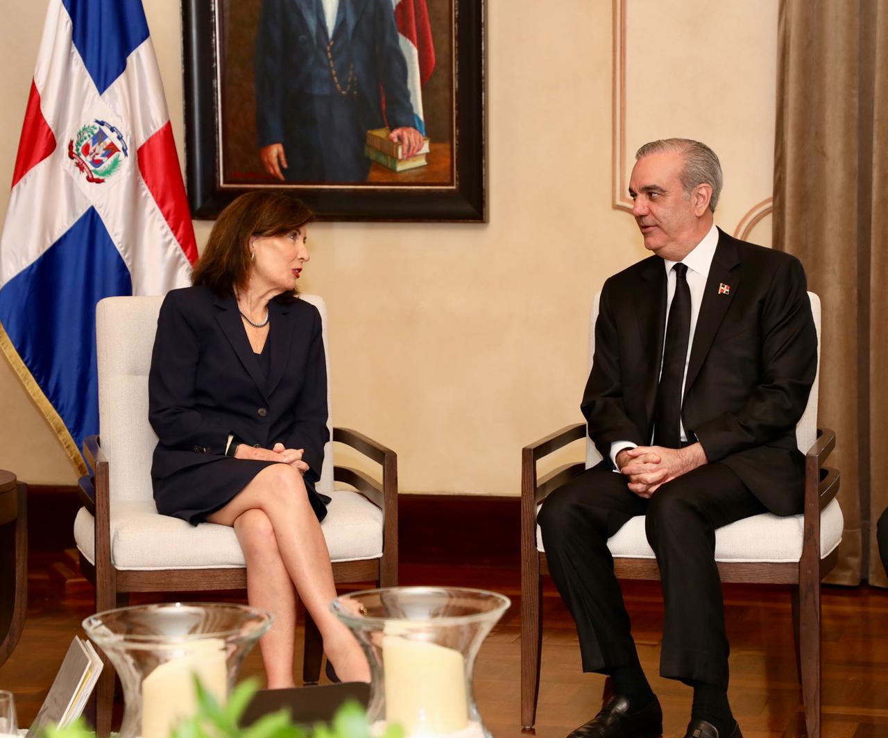 Abinader recibe en el Palacio a la gobernadora Kathy Hochul