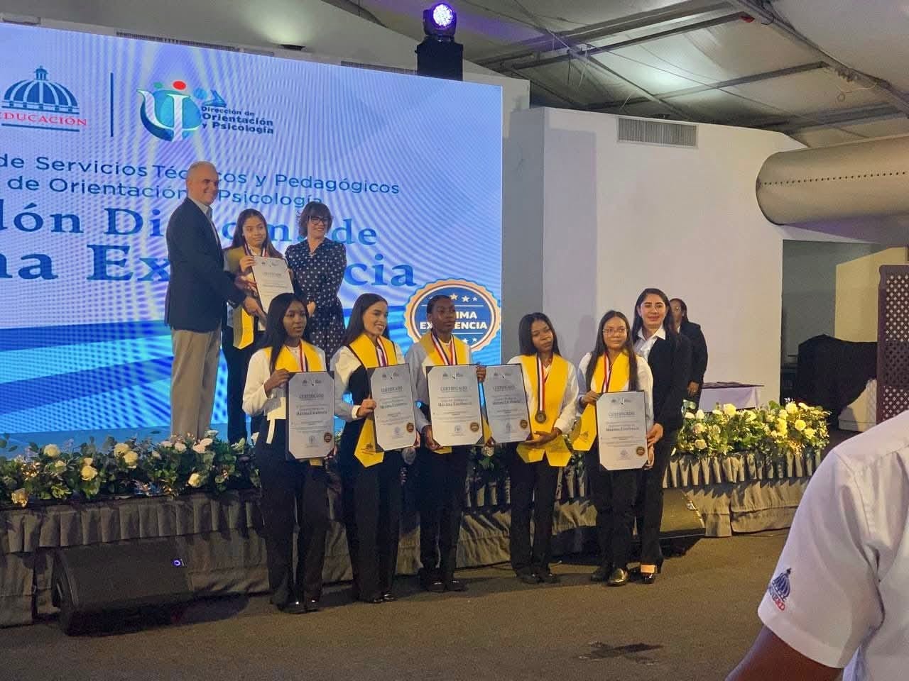 Estudiantes meritorias de Azua reciben el galardón