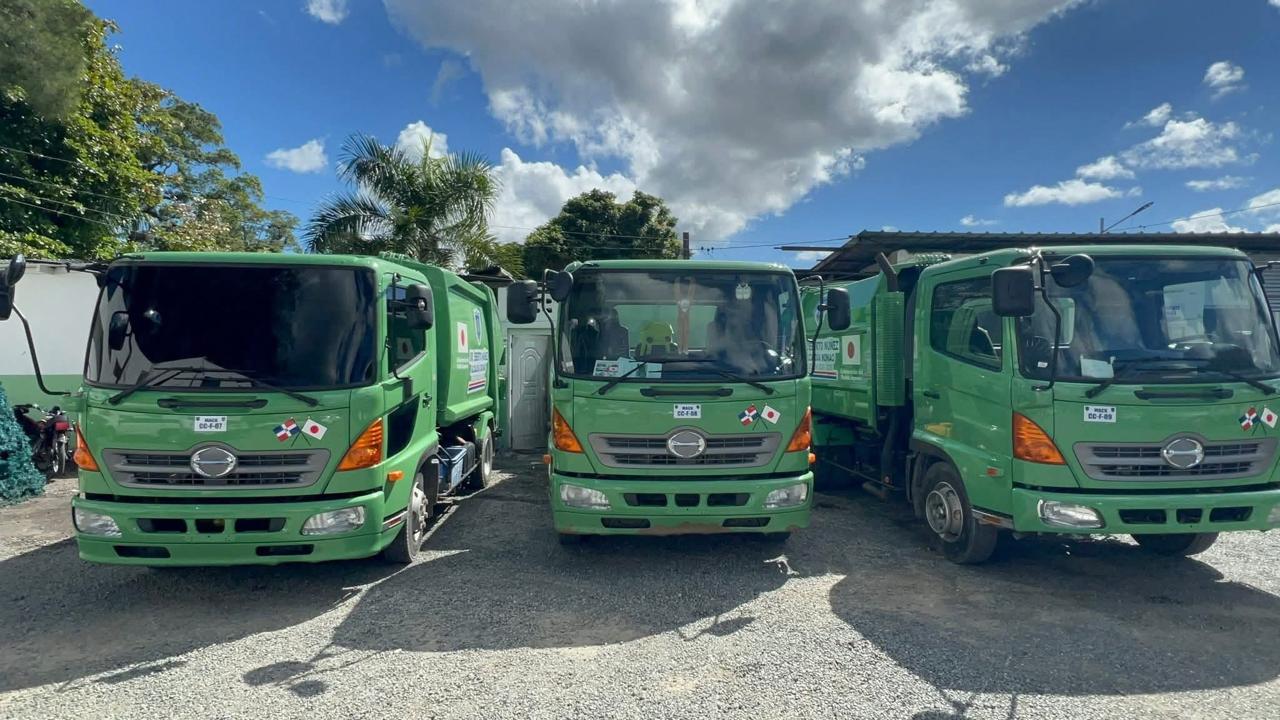 Bonao recibe donación de 3 camiones recolectores de Japón