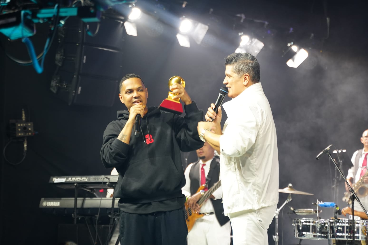Santiago Matías entrega reconocimiento a Eddy Herrera
