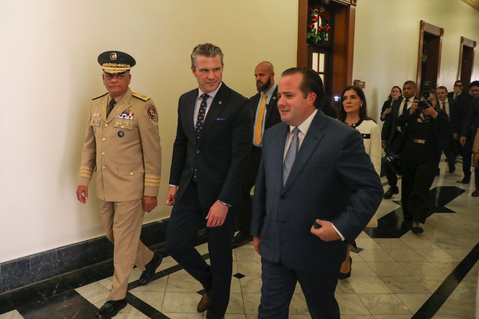 Abinader recibe secretario de Defensa de EEUU Pete Hegseth