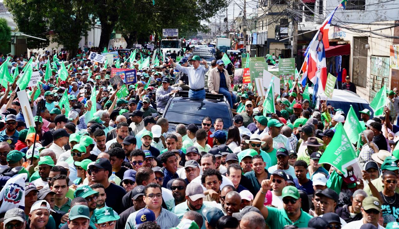 Miles salen a las calles con Leonel para reclamar soluciones