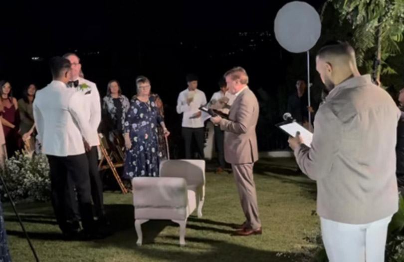 Exembajador Wally oficia una boda de hombres en Santiago