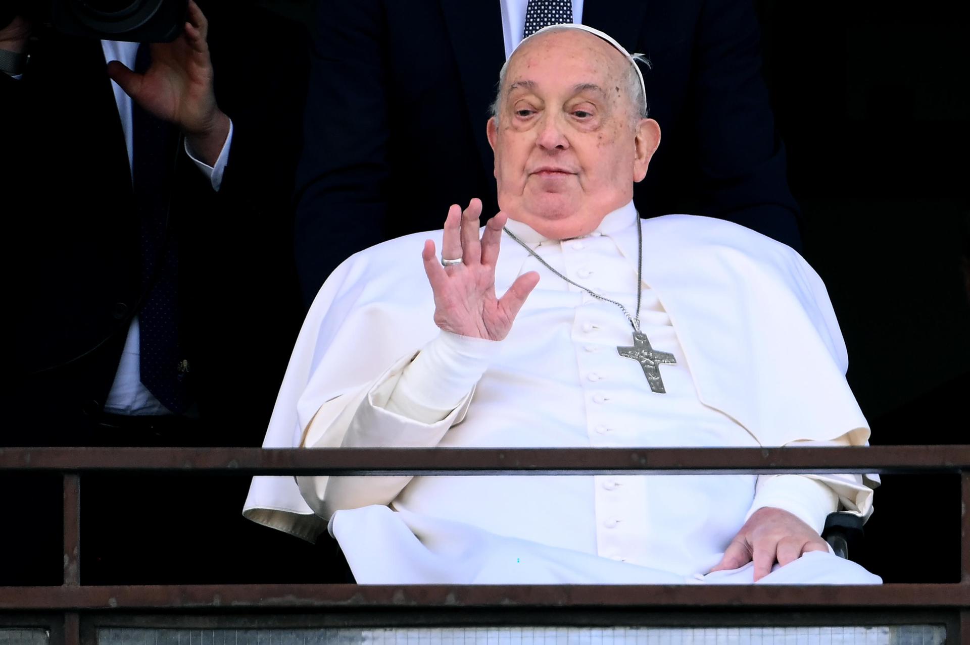 Subastada por 6,5 millones de euros una cámara de fotos Leica del papa Francisco