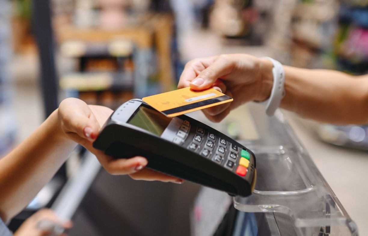 Servicios, supermercados y tiendas minoristas concentran el 88% del consumo de tarjetas bancarias en RD