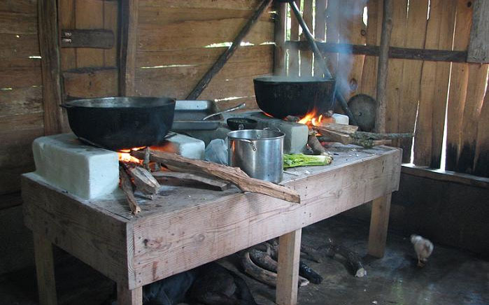 El fogón de leña una tradición cultural dominicana