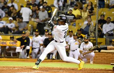 Amador lidera remontada de las Águilas para derrotar a las Estrellas 5-3
