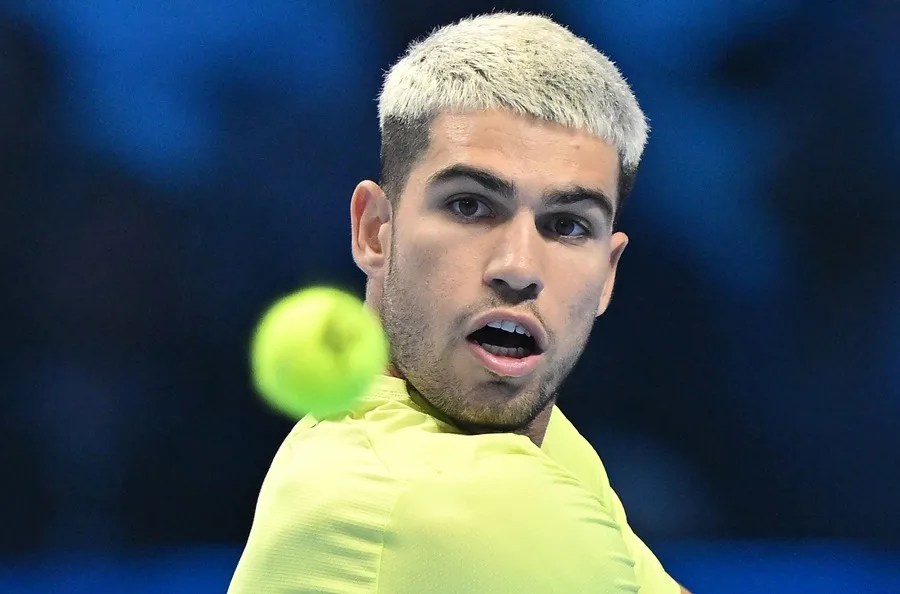 Carlos Alcaraz se jugará el pase a semifinales y el número uno mundial en las Finales ATP