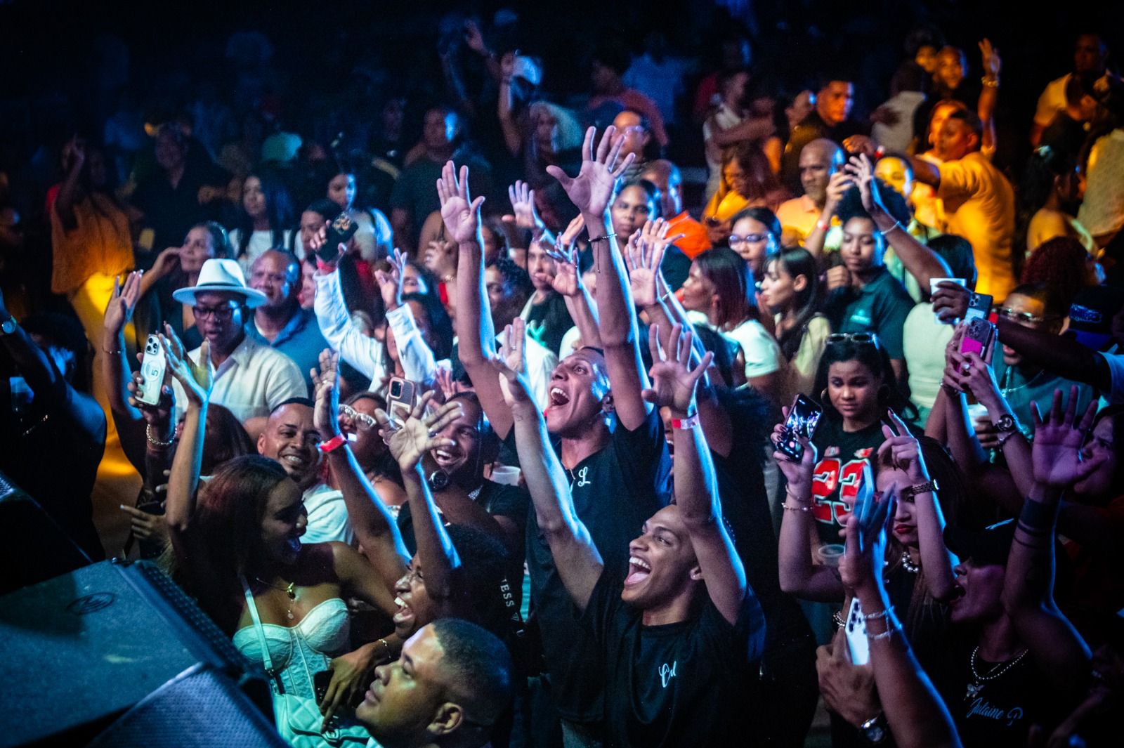 Lifestyle celebra gran fiesta navideña para sus colaboradores con miles de regalos, electrodomésticos y la música de Eddy Herrera