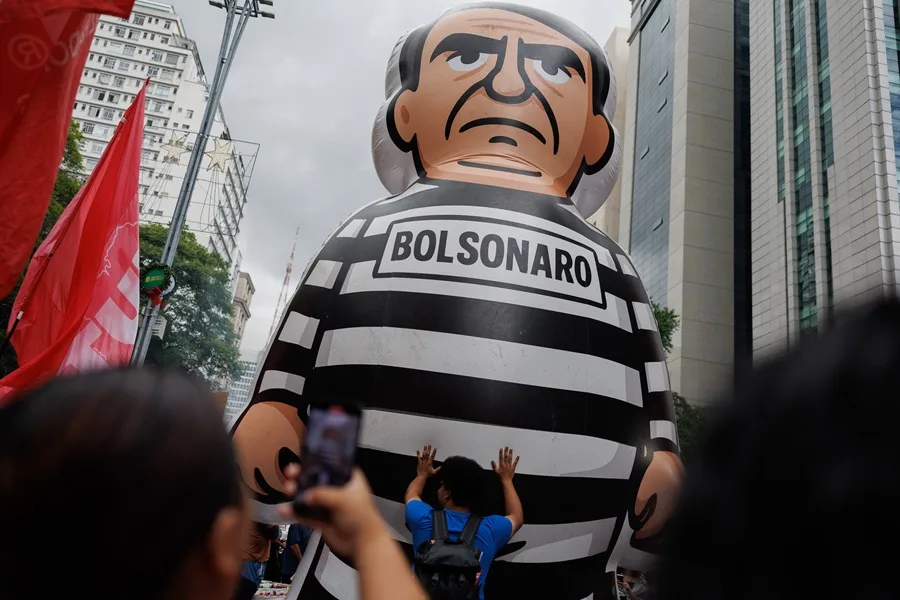Miles de brasileños protestan contra el proyecto que busca reducir la condena de Bolsonaro