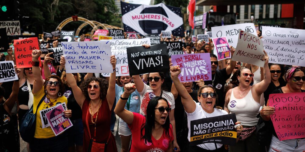 Miles de brasileñas salen a las calles contra feminicidios