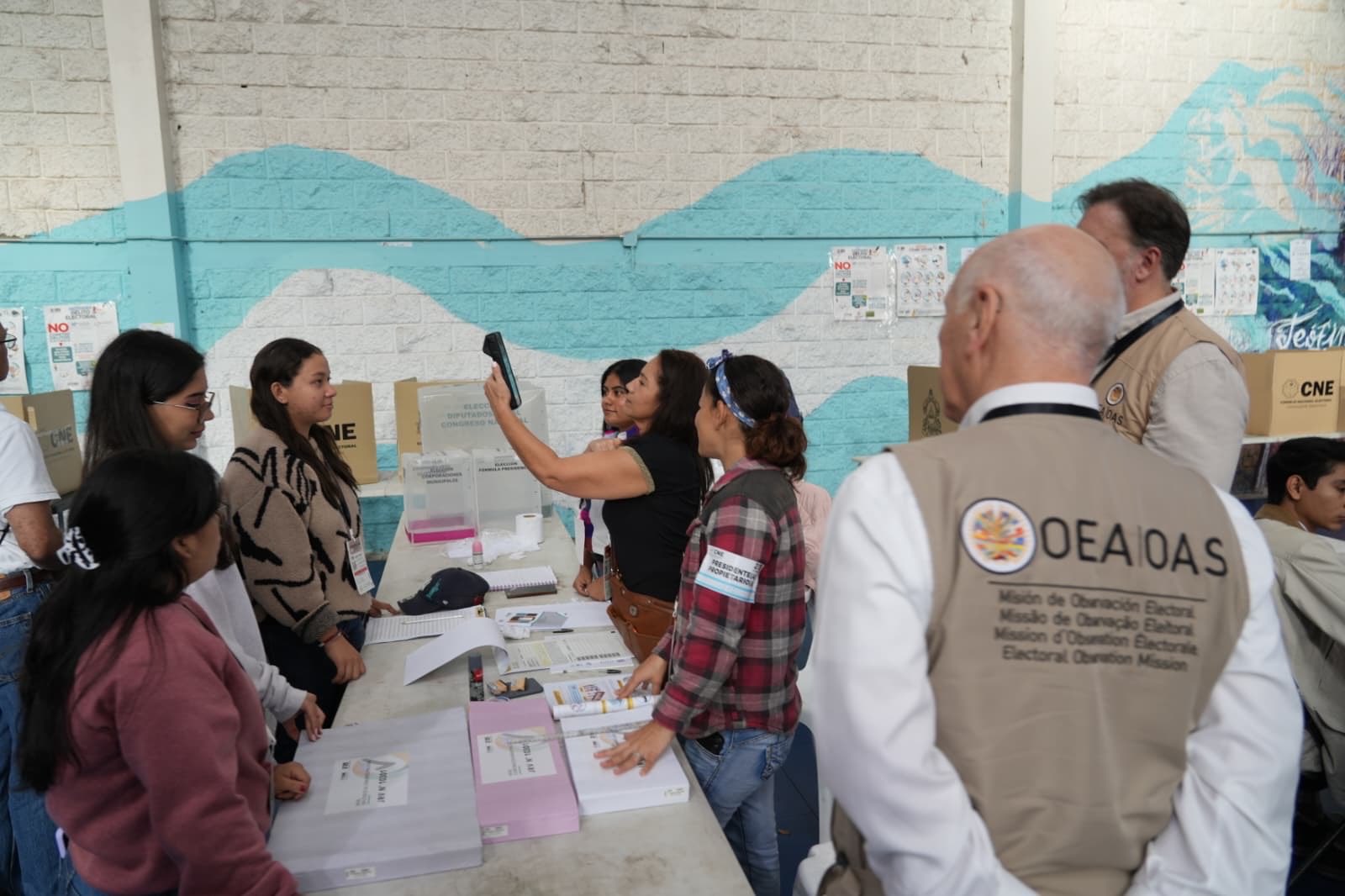 OEA llama a "agilizar escrutinios" en Honduras