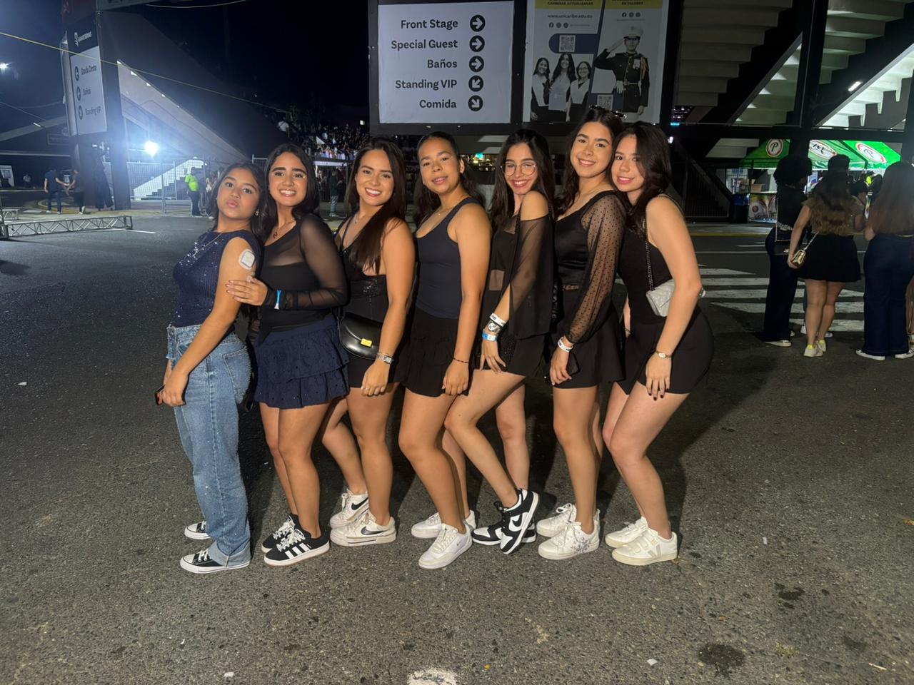Fans llegan al concierto de Alleh y Yorghaki