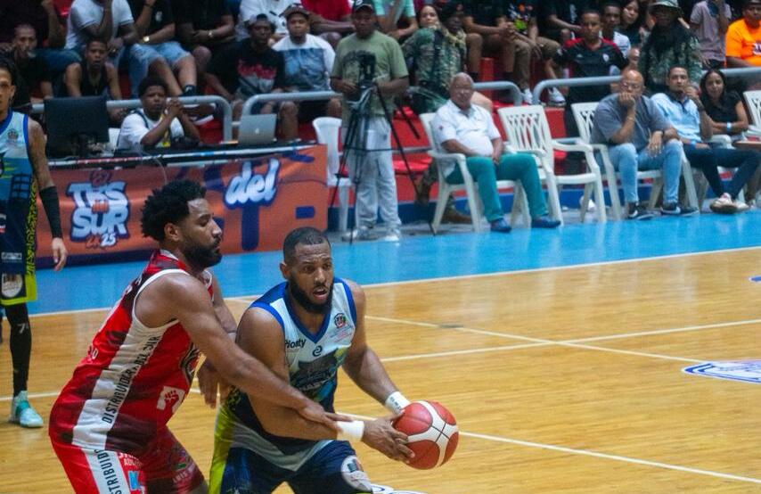 Pueblo Nuevo y Lobos de Canastica se imponen en dramática jornada semifinal del Torneo de Baloncesto Superior de San Cristóbal