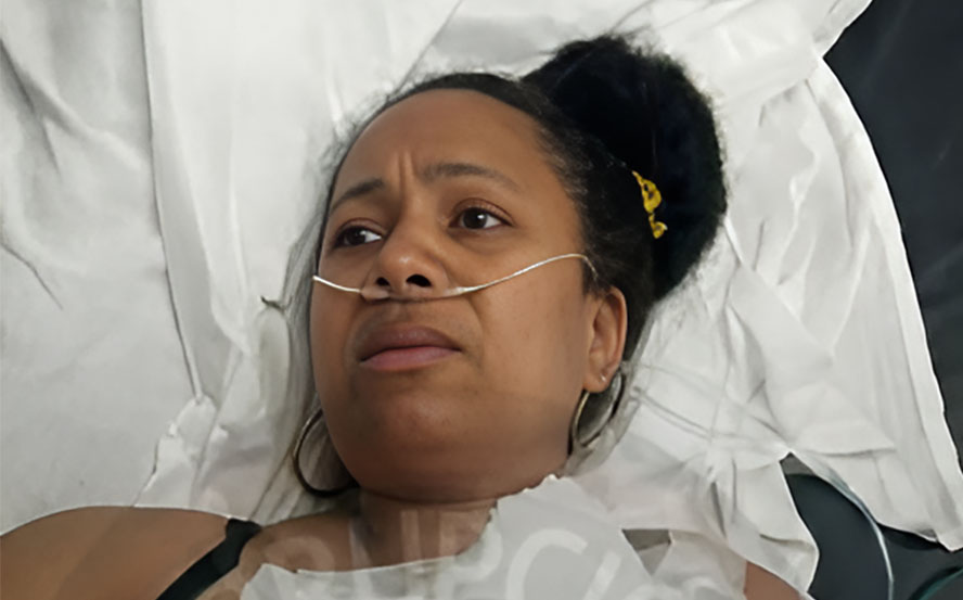 Mujer de Haina resulta afectada por proyección durante investigación en curso