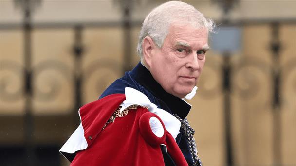 Carlos III despoja oficialmente a su hermano Andrés