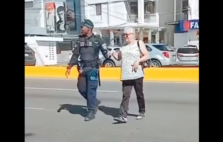 Policía en Santiago destaca por ayuda a mujer en vía transitada
