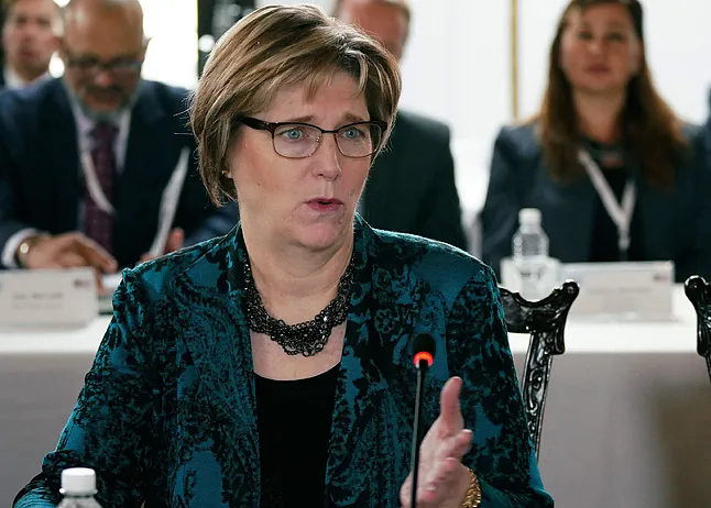 Washington elige a la diplomática conciliadora Laura Dogu