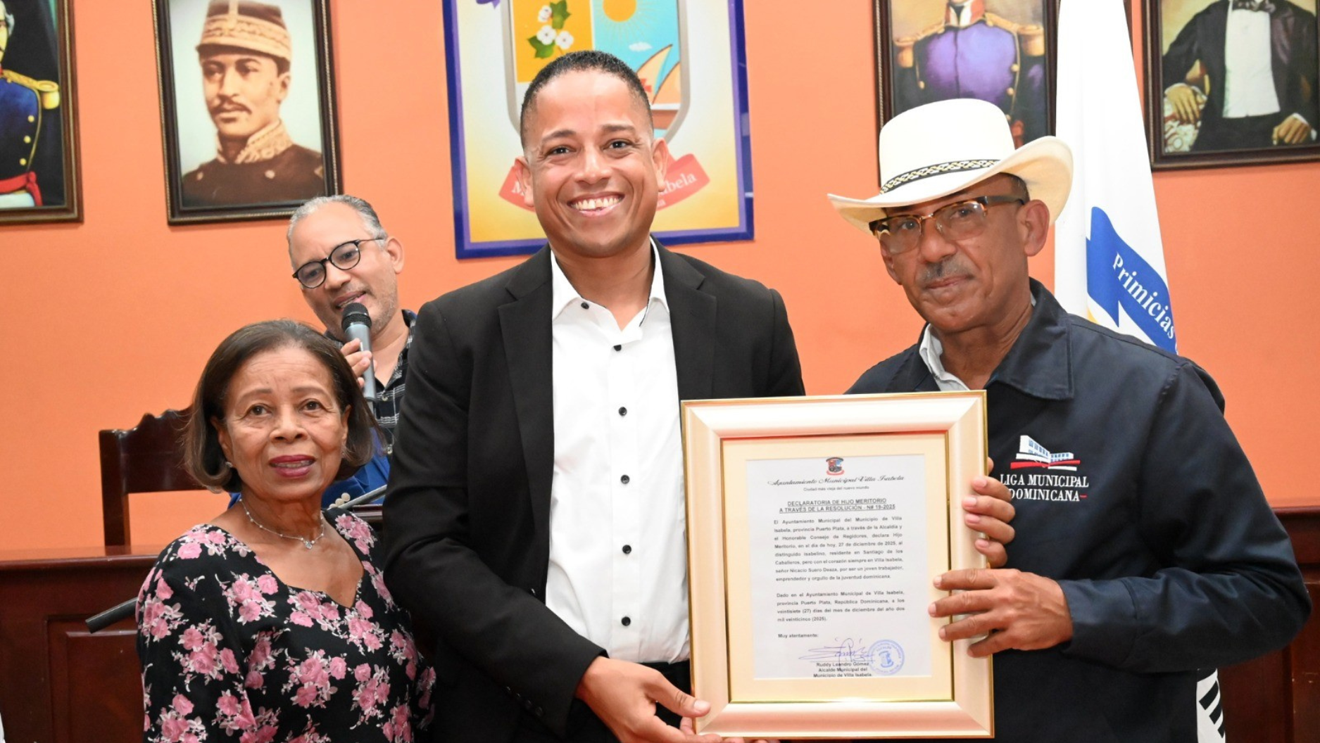 Ayuntamiento de Villa Isabela reconoce personalidades e hijos meritorios