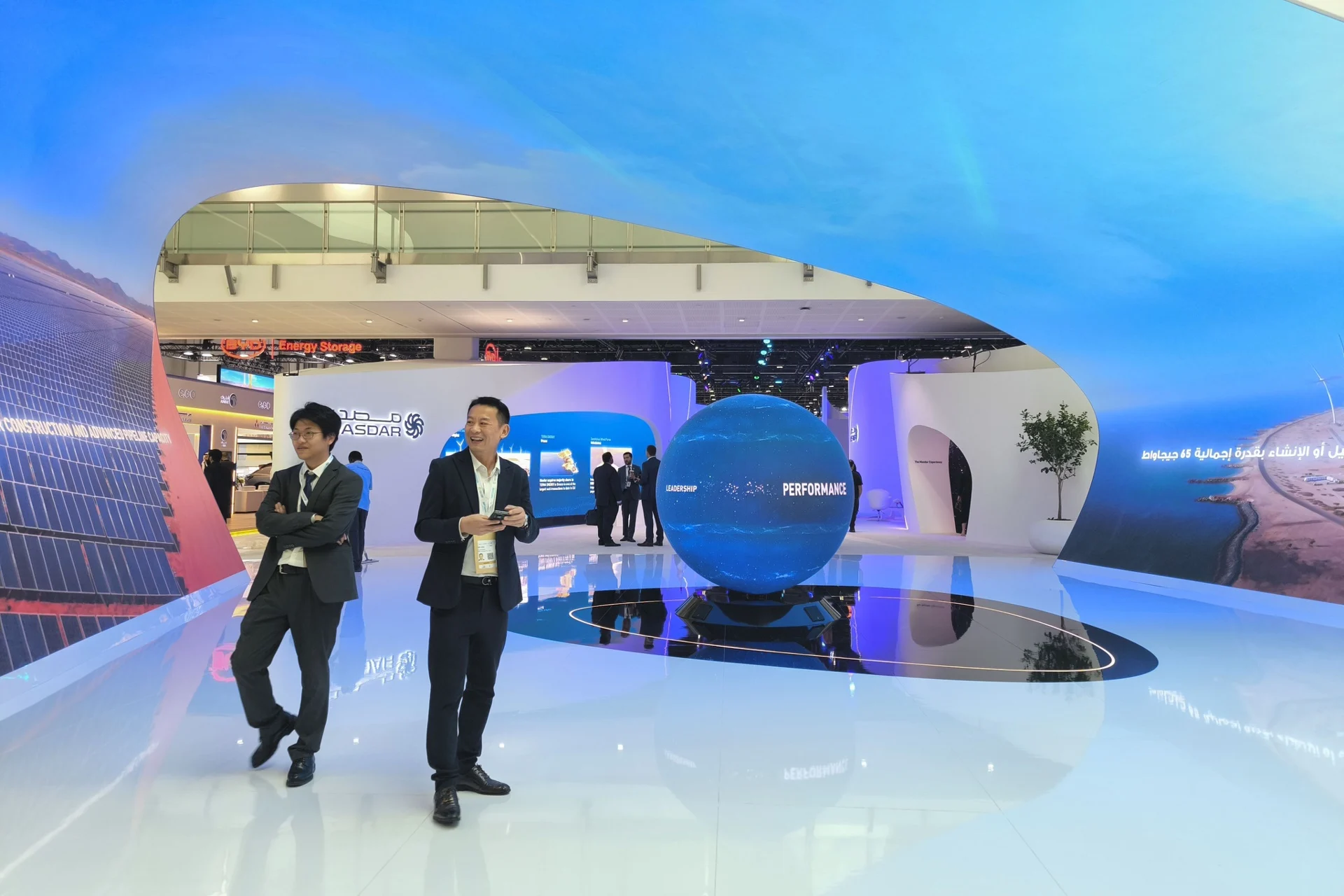 China acapara las miradas en Abu Dabi como líder del sector