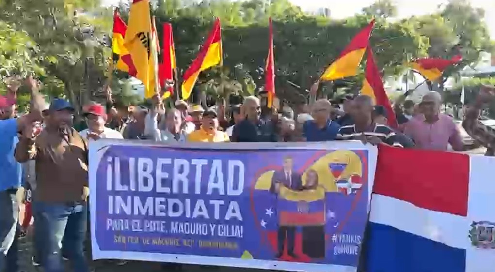 Izquierdistas protestan en el Parque Duarte de SFM exigiendo