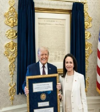 Trump dice que Machado "obsequió" su Premio Nobel de la Paz