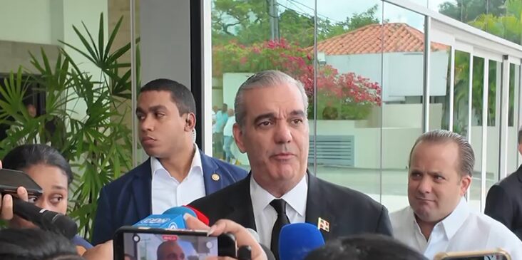 Presidente Abinader acude a velatorio de Alburquerque
