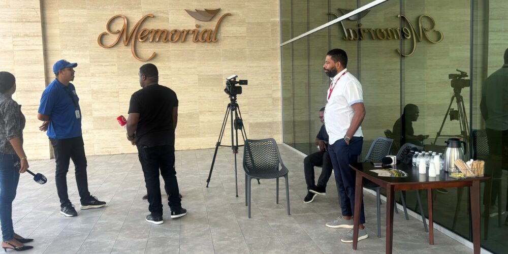 Velatorio de Ramón Alburquerque se mantiene privado; prensa permanece a la espera en funeraria Memorial