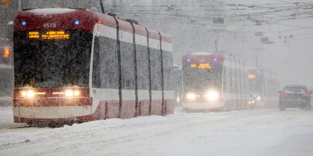 Toronto paralizada por la caída de 60 centímetros de nieve