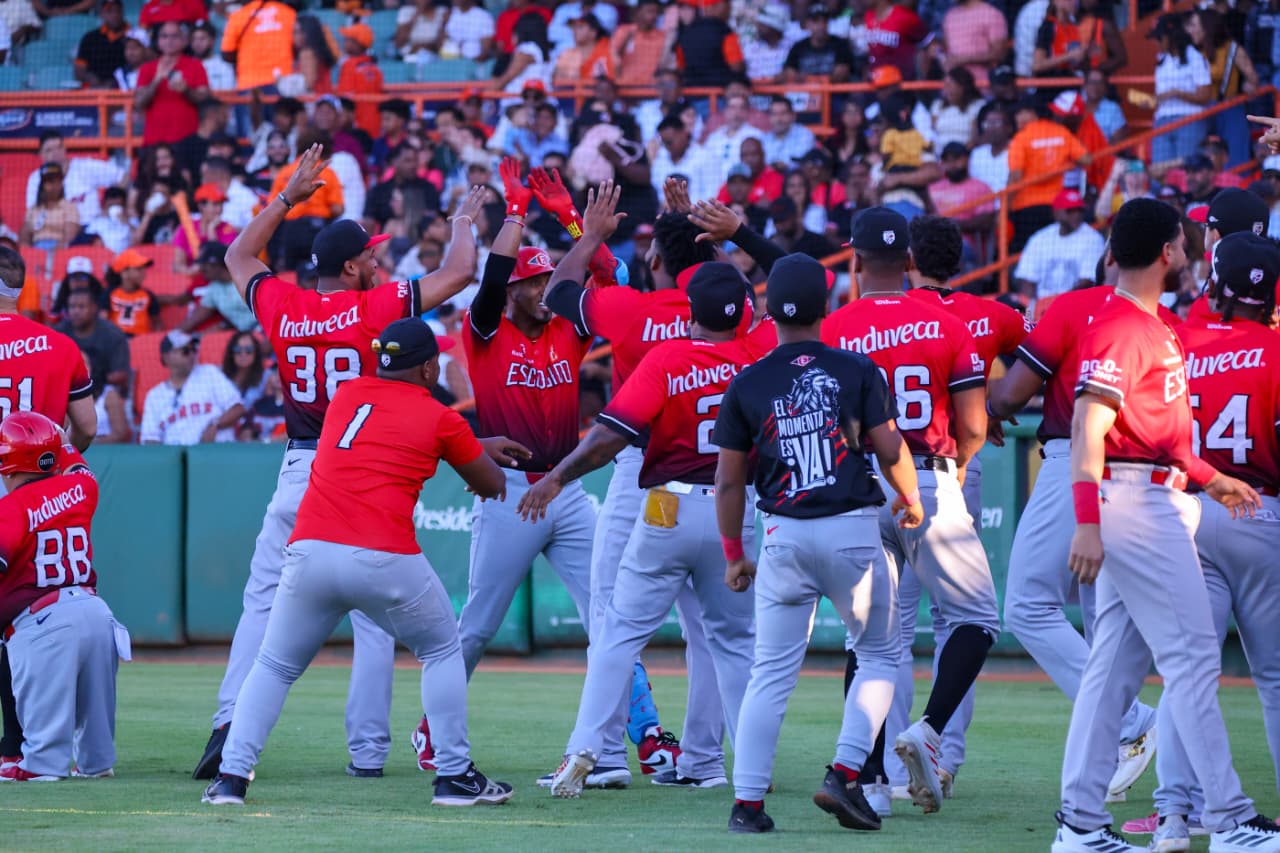 Leones del Escogido quedan a un paso del bicampeonato tras vencer a los Toros