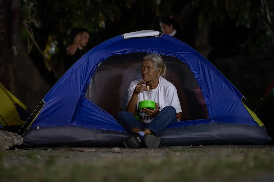 Unas 80 familias duermen afuera de un penal
