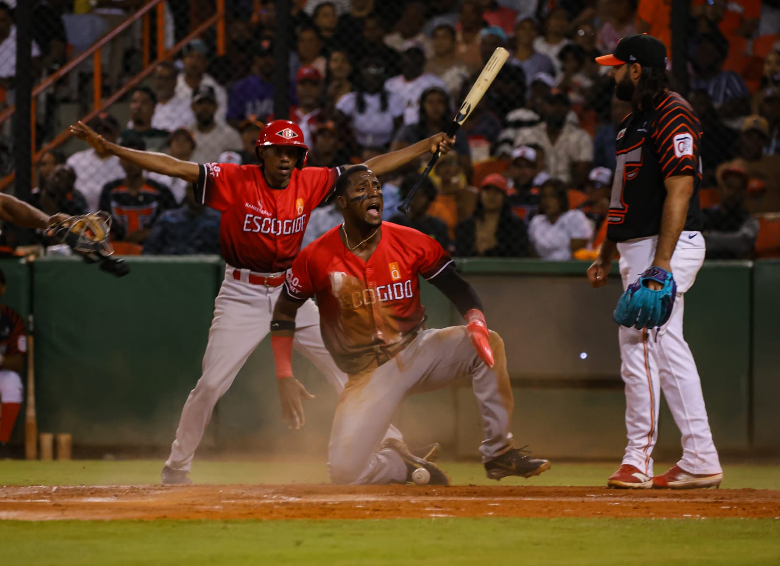 Escogido toma ventaja 2-0 en la final tras ofensiva clave de Navarro y Lake ante los Toros