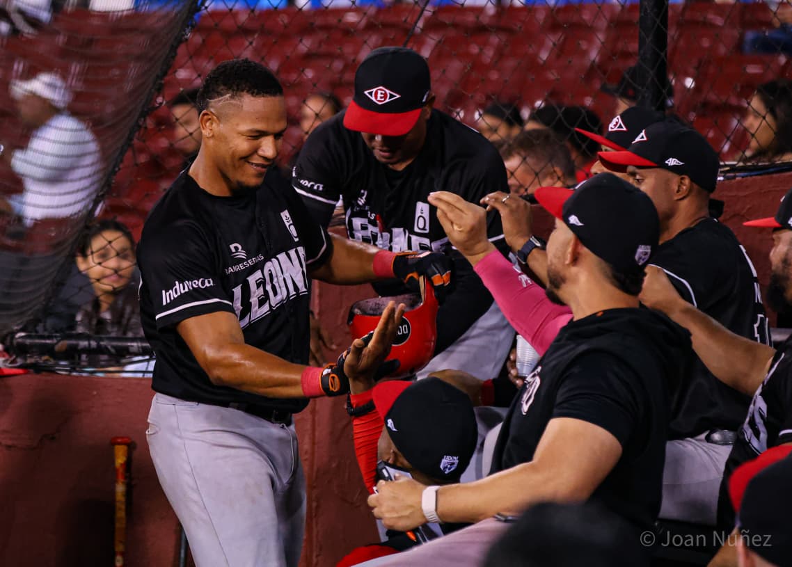 Leones del Escogido blanquean a los Gigantes y se afianzan en la cima del Round Robin