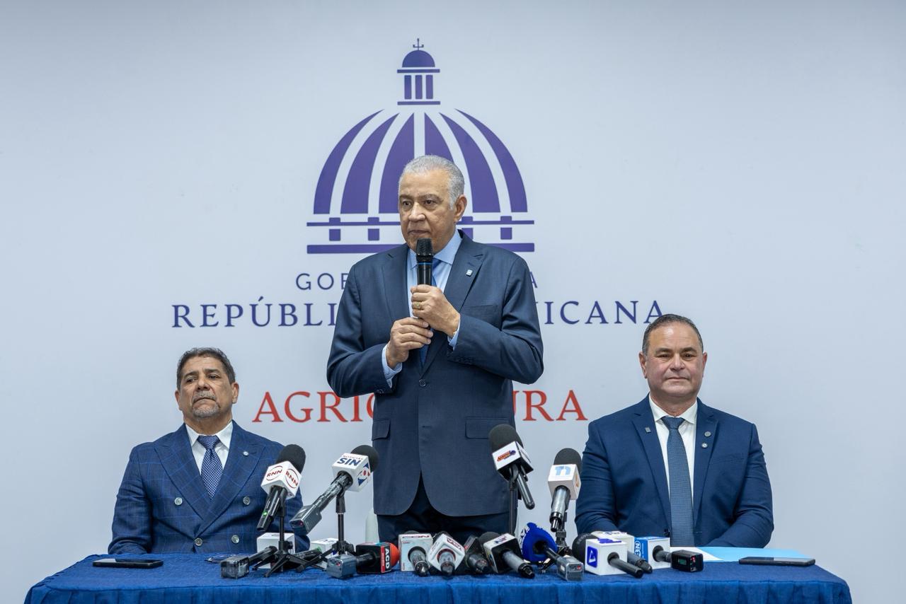 Nuevo ministro de Agricultura llama no bajar la guardia