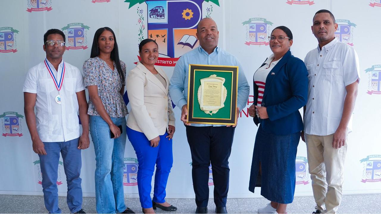 Consejo de Regidores de Pantoja reconoce al director