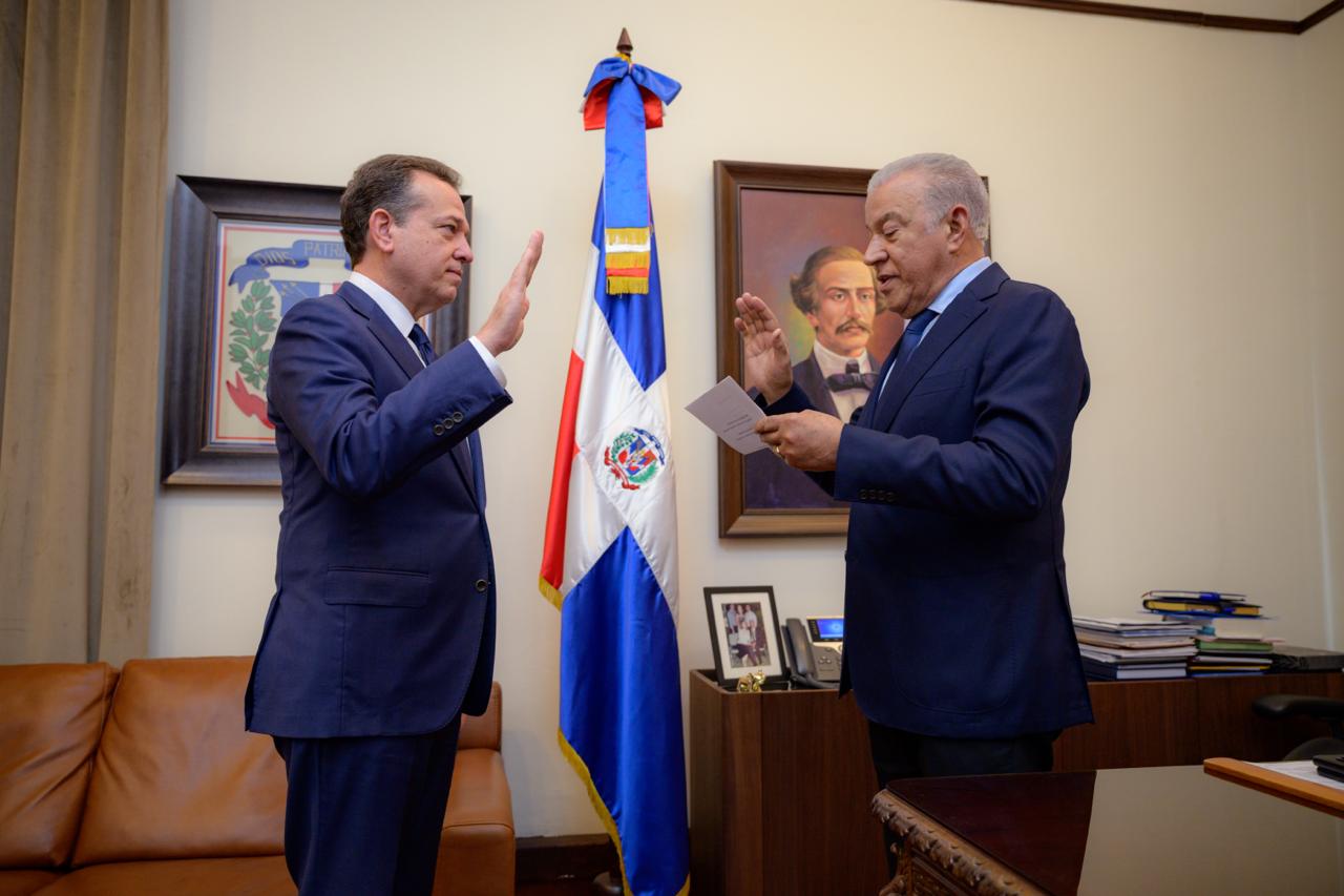Ministro Andrés Bautista juramenta a Víctor Ito Bisonó