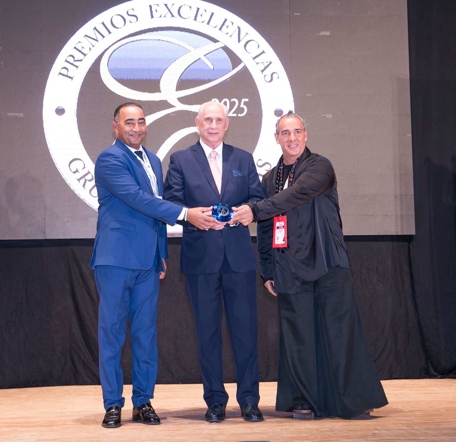 Flavio Acuña, recibe Premio Excelencias Turísticas