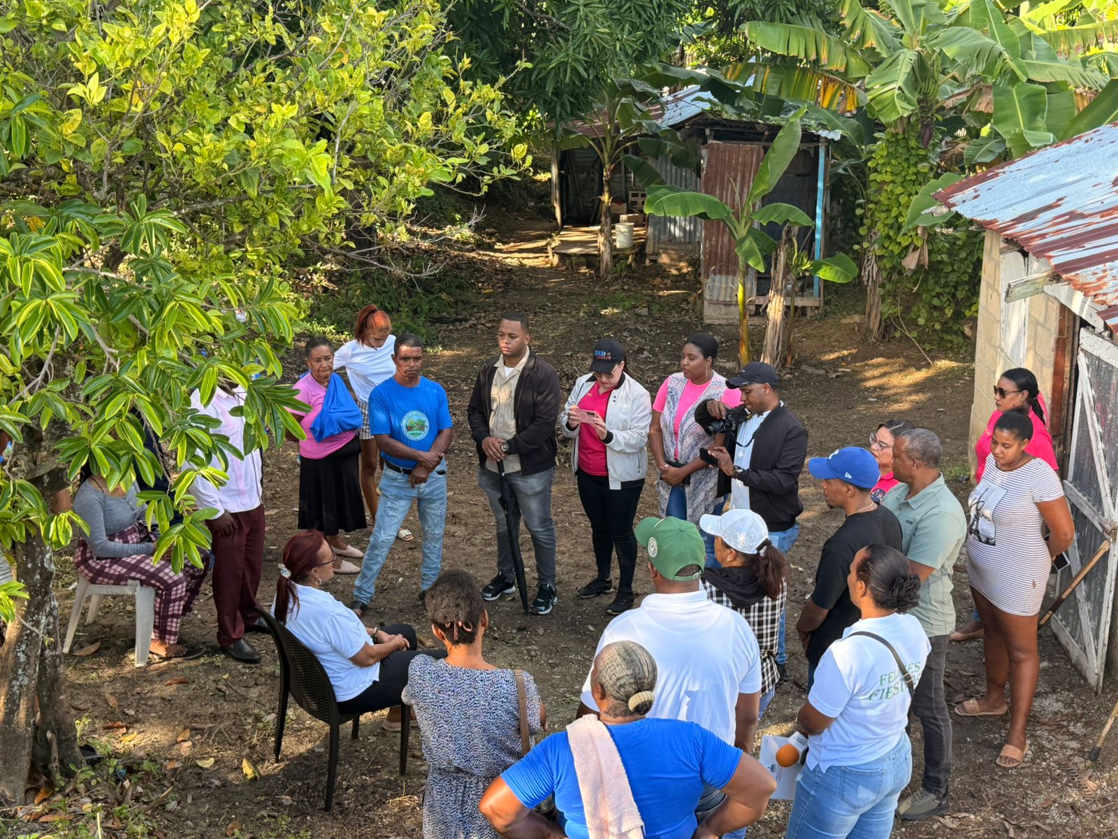 Gobernadora de Samaná asiste a familia en Los Cacaos