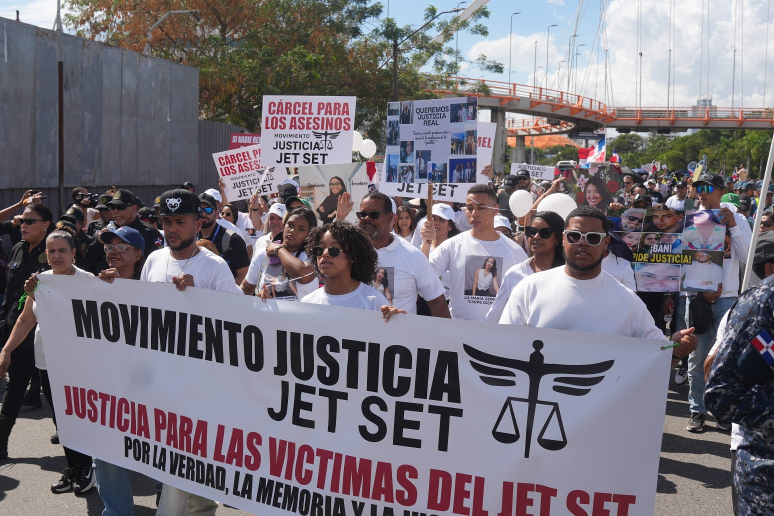 Al ritmo de “Sobreviviré”, marchan en reclamo de justicia
