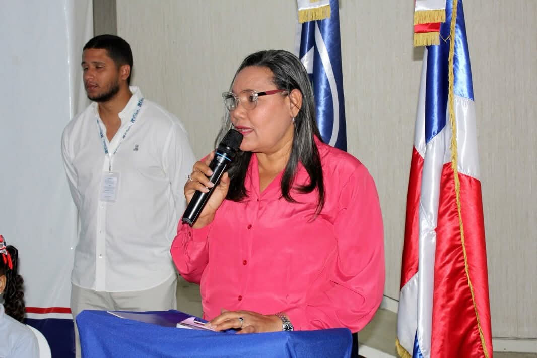 Gobernadora de Azua respalda programa “Escuelas Libres