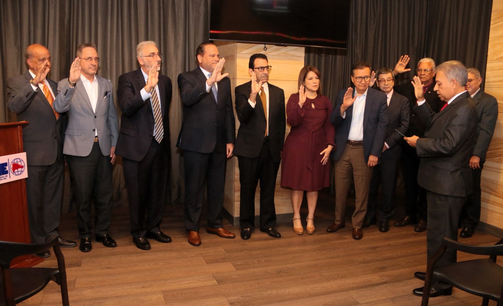 UNE juramenta nueva directiva