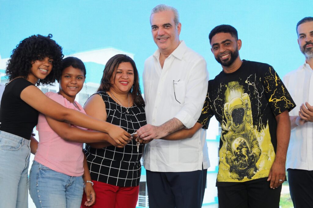 Abinader entrega 200 apartamentos del Residencial Lolita II