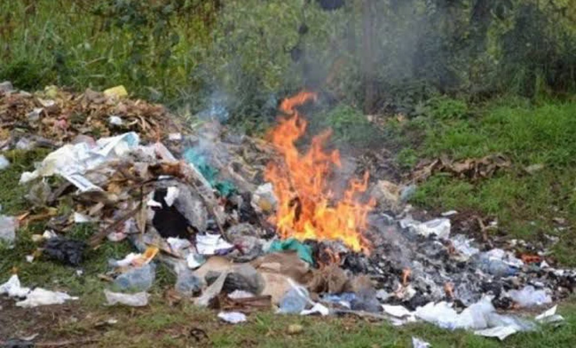 Vecinos incendian basura en Los Alcarrizos