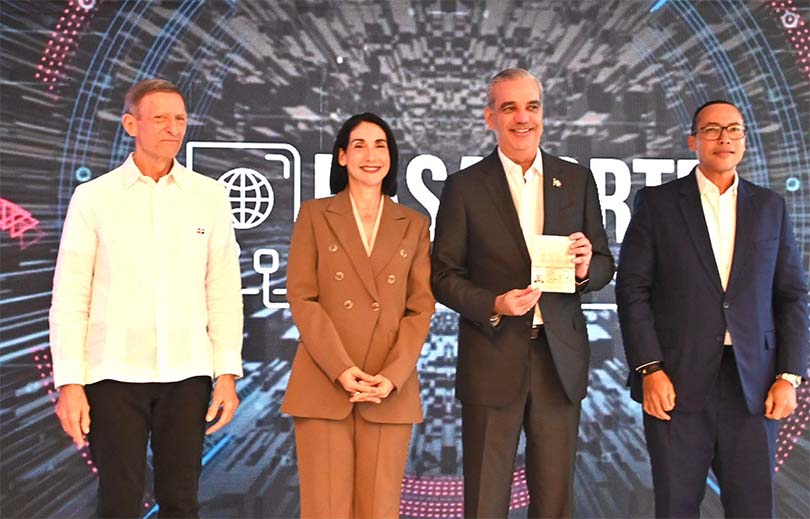 Presidente Luis Abinader recibe el primer pasaporte electrónico