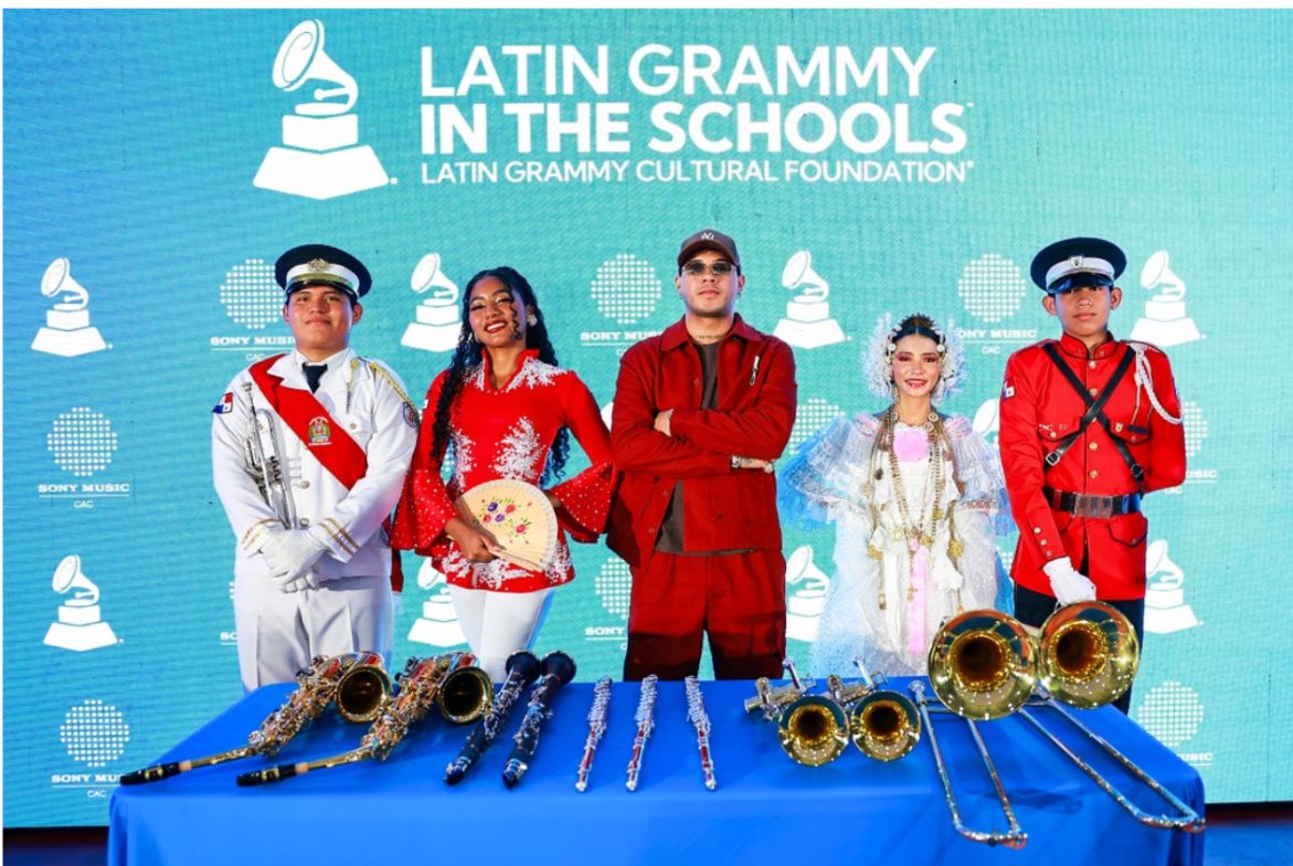 Boza y Latin Grammy en las Escuelas™ donan instrumentos