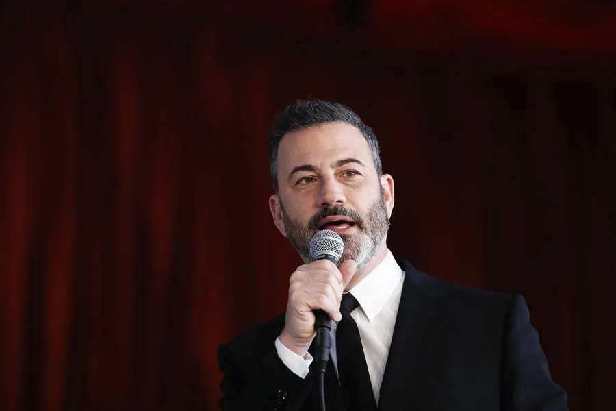 Jimmy Kimmel ofrece sus premios a Donald Trump