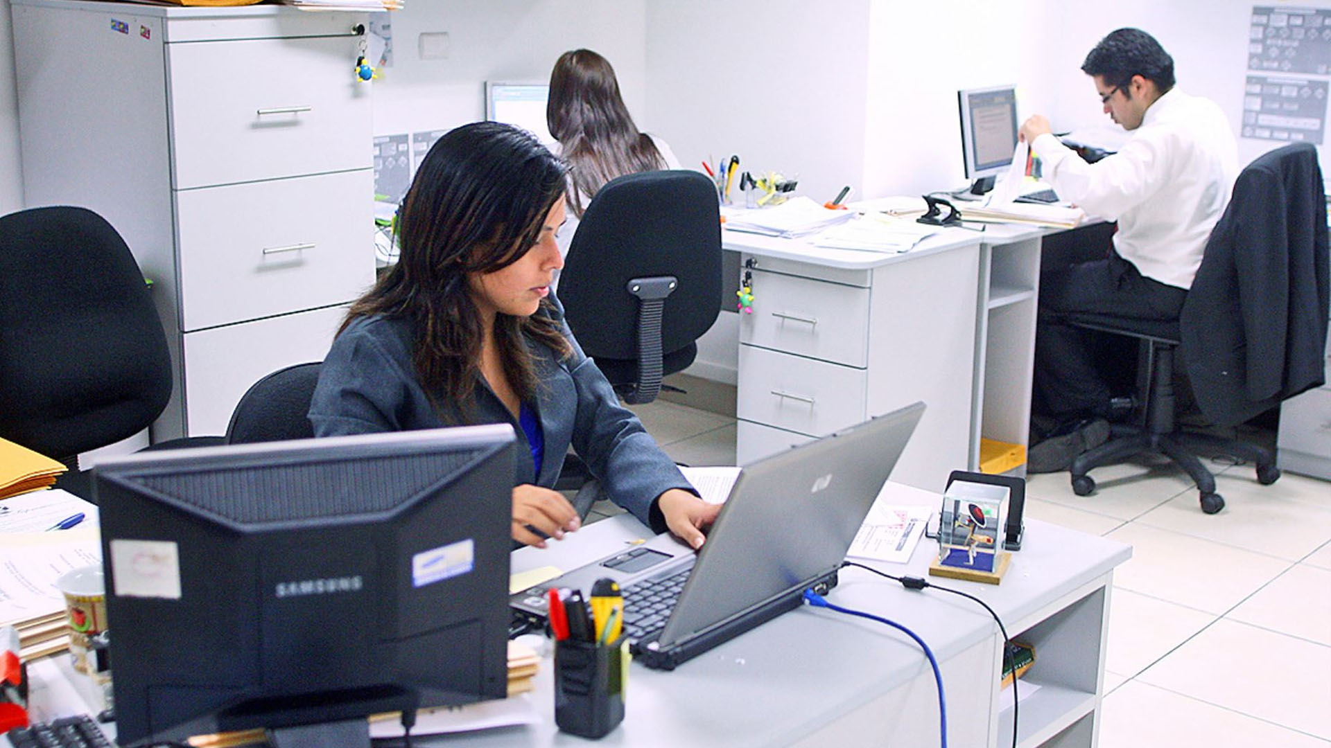 Mujeres les ganan espacio a los hombres en mercado laboral formal